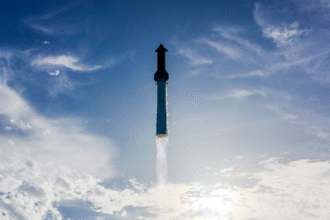 Nave SpaceX Starship durante splashdown exitoso tras vuelo de prueba.