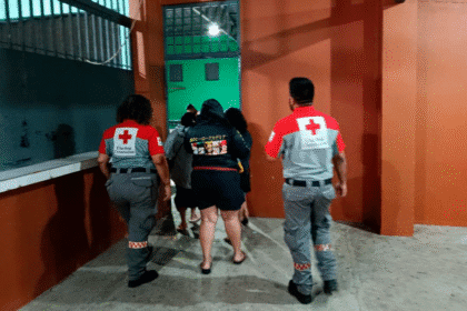 Cruz Roja Jacó evacúa familias afectadas por inundaciones.