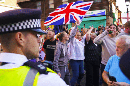 英国政府宣布英国庇护改革，新制度以丹麦模式为蓝本，引发社会强烈争议与人权关注