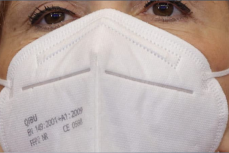 Profesional de salud con mascarilla revisa resultados de laboratorio sobre influenza H3 y otros virus respiratorios en Costa Rica