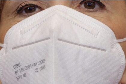 Profesional de salud con mascarilla revisa resultados de laboratorio sobre influenza H3 y otros virus respiratorios en Costa Rica