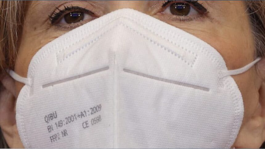 Profesional de salud con mascarilla revisa resultados de laboratorio sobre influenza H3 y otros virus respiratorios en Costa Rica