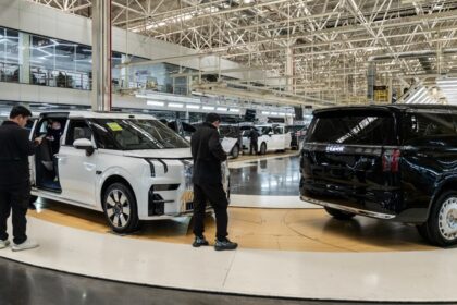 autos eléctricos en China con nuevas regulaciones para frenar la guerra de precios