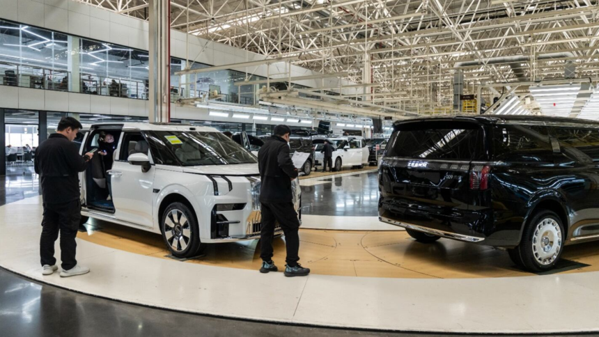autos eléctricos en China con nuevas regulaciones para frenar la guerra de precios