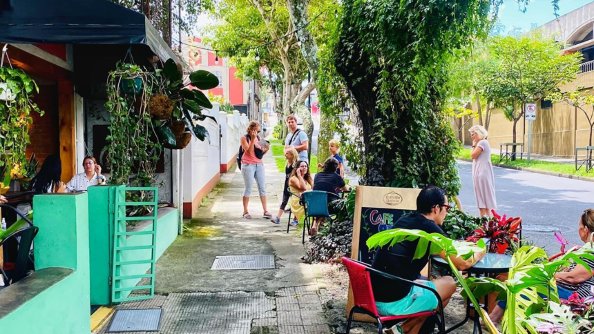 Personas disfrutando de Comercio al Aire Libre