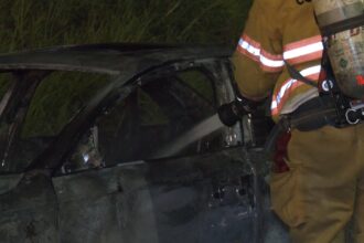 ¡Susto en carretera! Lujoso Audi queda totalmente envuelto en llamas rumbo a la playa