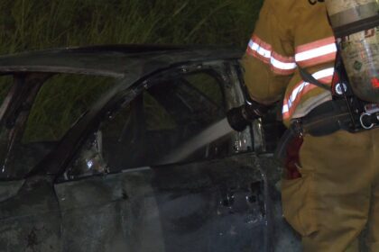 ¡Susto en carretera! Lujoso Audi queda totalmente envuelto en llamas rumbo a la playa