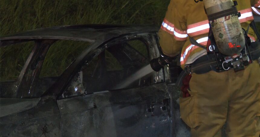 ¡Susto en carretera! Lujoso Audi queda totalmente envuelto en llamas rumbo a la playa