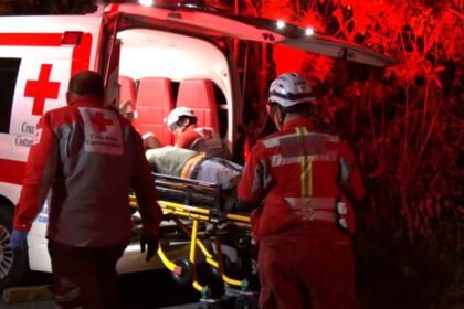 Datos clave de la emergencia: Así fue el operativo pesado para llegar al vehículo al fondo del guindo