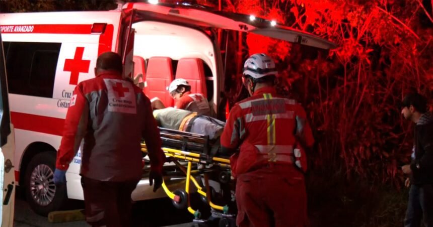 Datos clave de la emergencia: Así fue el operativo pesado para llegar al vehículo al fondo del guindo