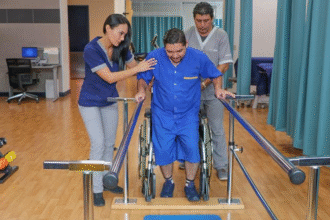 “Conductor revisa frenos y luces como parte de inspección preventiva del vehículo”