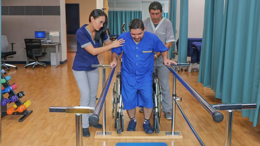 “Conductor revisa frenos y luces como parte de inspección preventiva del vehículo”