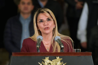 玻利维亚撤销阿涅斯判决后司法体系出现震荡的新闻配图说明