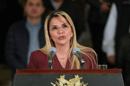 玻利维亚撤销阿涅斯判决后司法体系出现震荡的新闻配图说明