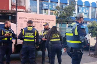 Policías realizando operativo en cuarterías de San José