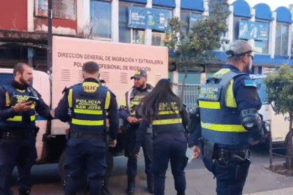 Policías realizando operativo en cuarterías de San José