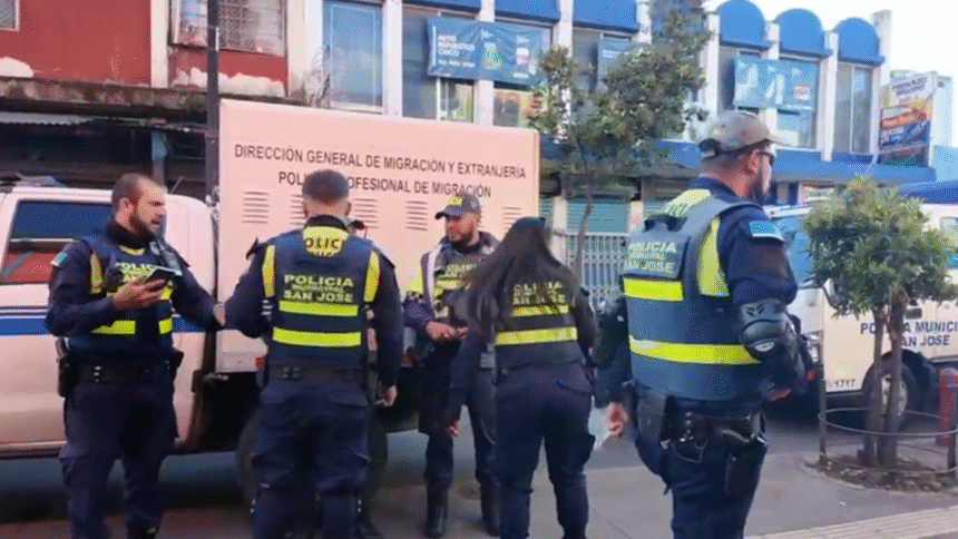 Policías realizando operativo en cuarterías de San José