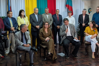 Claudia Dobles y líderes socialcristianos durante el anuncio de apoyo político