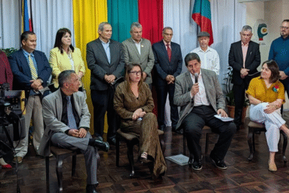 Claudia Dobles y líderes socialcristianos durante el anuncio de apoyo político