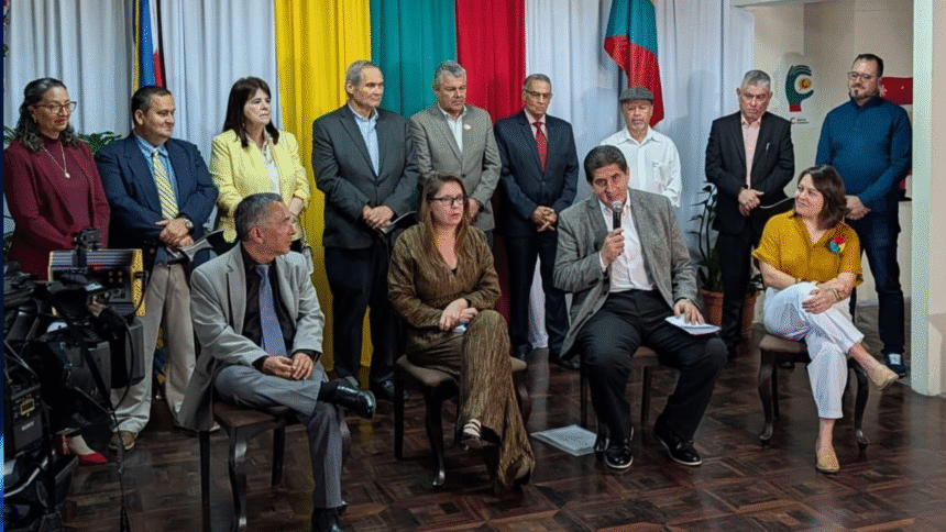 Claudia Dobles y líderes socialcristianos durante el anuncio de apoyo político