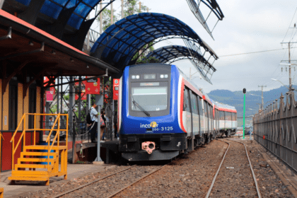 Tren de INCOFER detenido mientras se realizan trabajos de mantenimiento