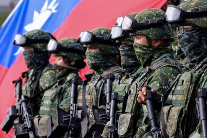 Buques militares en el estrecho de Taiwán