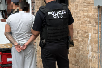 Agentes del OIJ ingresan a una vivienda en Tirrases