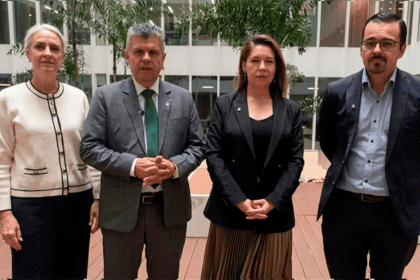[¡Frente al decreto!