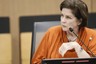 La exdiputada Pilar Cisneros en una comparecencia pública, rodeada de medios de comunicación.