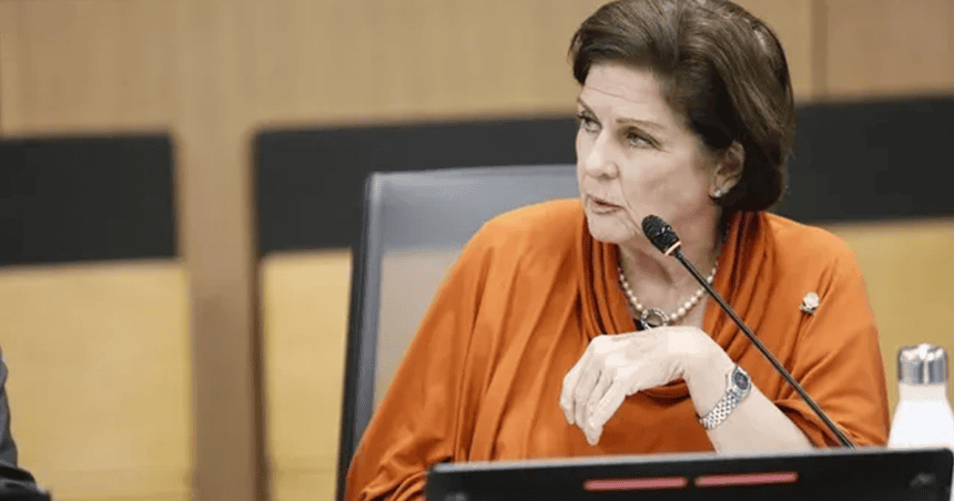 La exdiputada Pilar Cisneros en una comparecencia pública, rodeada de medios de comunicación.