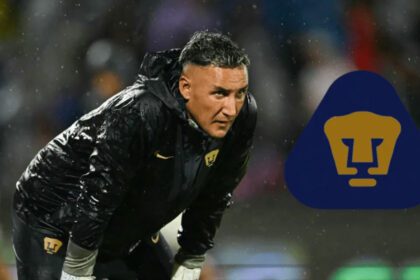 Navas con uniforme de Pumas en estadio