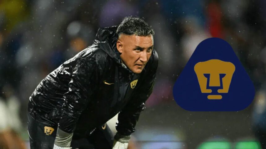 Navas con uniforme de Pumas en estadio