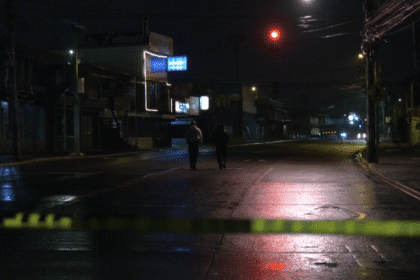 Ataque en San Francisco de Los Ríos: escena policial nocturna