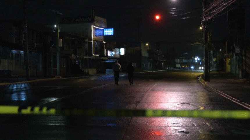 Ataque en San Francisco de Los Ríos: escena policial nocturna