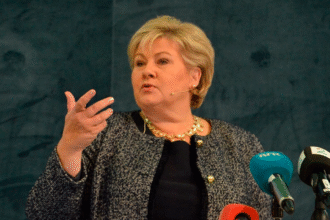 Presidenta de la Federación Noruega celebra el alto al fuego antes del partido Israel vs Noruega.