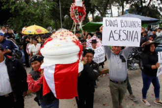 Manifestantes y policías se enfrentan durante protestas en Lima, Perú.