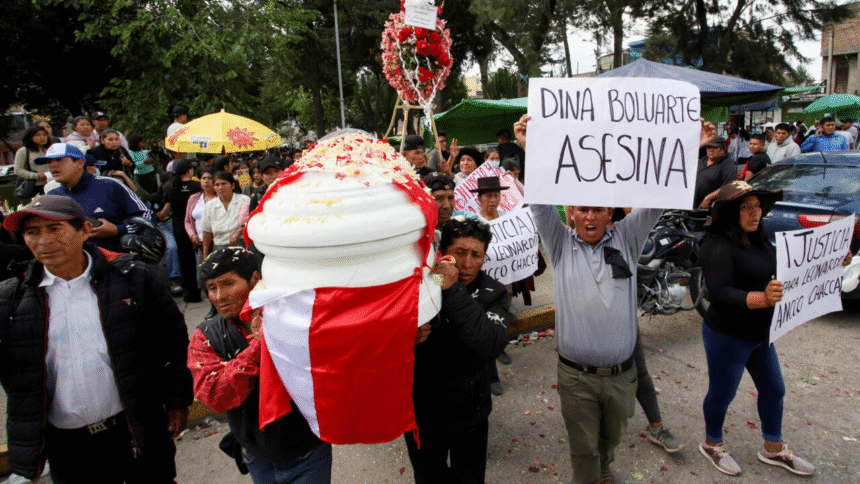Manifestantes y policías se enfrentan durante protestas en Lima, Perú.