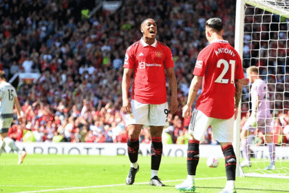 Jugadores de Manchester United celebran un gol ante Wolves en la Premier League
