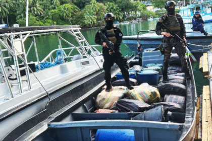Guardacostas decomisa droga en lancha rápida en el Pacífico Sur