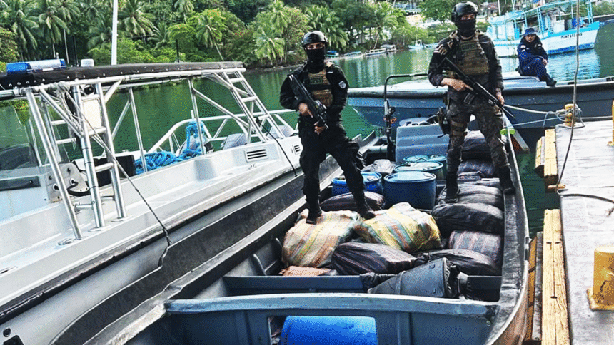 Guardacostas decomisa droga en lancha rápida en el Pacífico Sur