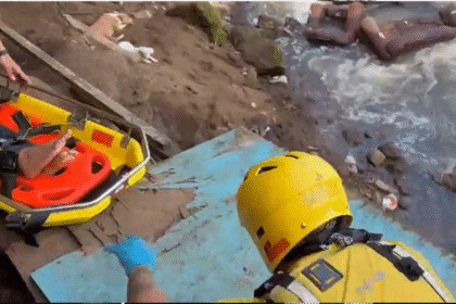 Rescate infantil de una menor en camilla tras caer al río en La Carpio