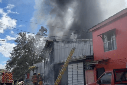 Bomberos combaten un incendio