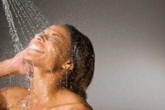 Persona tomando su ducha diaria en la mañana