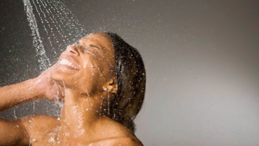 Persona tomando su ducha diaria en la mañana