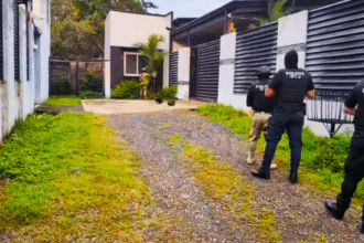 Agentes del OIJ durante allanamiento por extorsión gota a gota en Orotina.