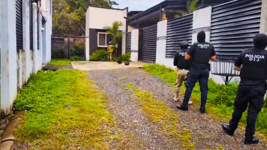 Agentes del OIJ durante allanamiento por extorsión gota a gota en Orotina.
