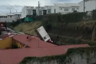 camión cae viviendas cruz roja costa rica