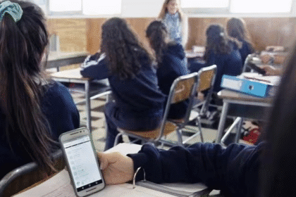 Imagen de Prohibición de Smartphones en aulas de Chile
