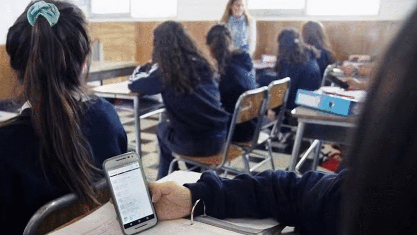 Imagen de Prohibición de Smartphones en aulas de Chile