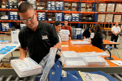 material electoral del TSE empacado en tulas